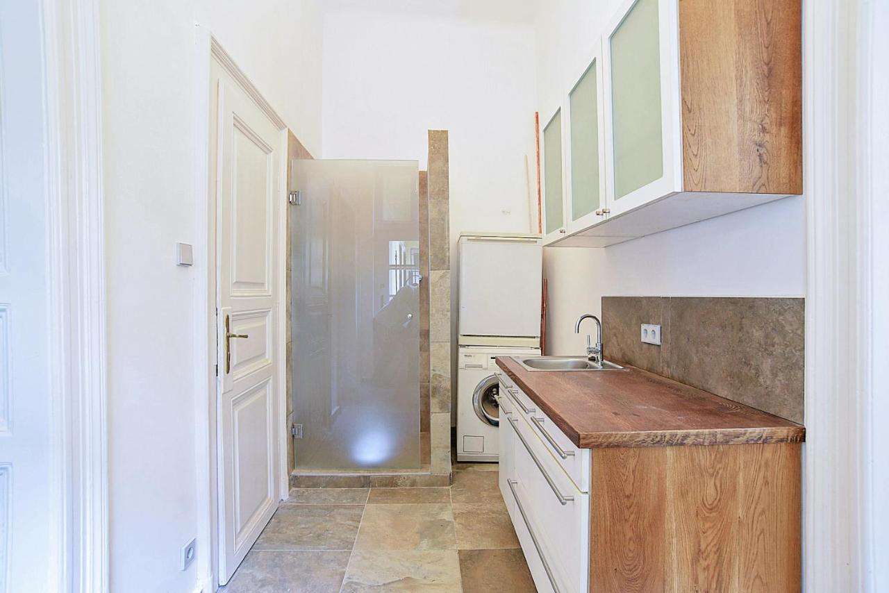 Beautiful 3 Bedroom In 7th District Budapest